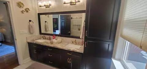 Bath - 3008 Copper Creek Dr, Redding, CA 96002 photo 5 of 7