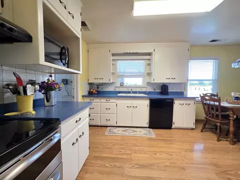 Kitchen - 23773 River Rd, Corning, CA 96021 photo 4 of 5