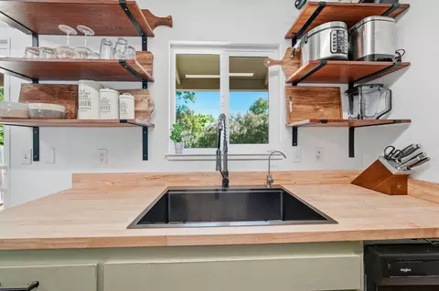 Kitchen - 2885 Iris St, Anderson, CA 96007 photo 2 of 3
