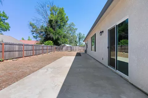 Exterior - 1358 Fitz Pl, Redding, CA 96003 photo 3 of 10