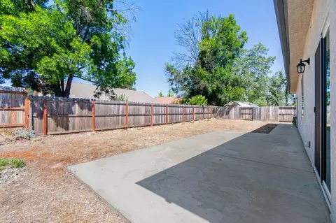 Exterior - 1358 Fitz Pl, Redding, CA 96003 photo 4 of 10