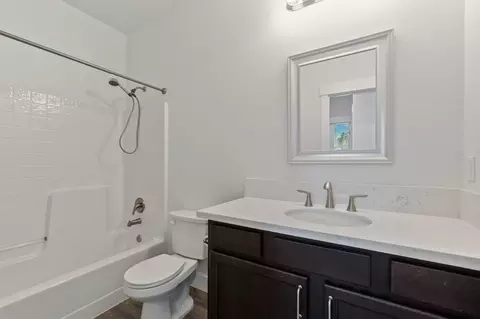 Bath - 1358 Fitz Pl, Redding, CA 96003 photo 2 of 2
