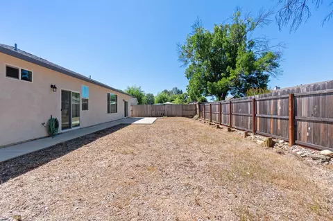 Exterior - 1358 Fitz Pl, Redding, CA 96003 photo 6 of 10