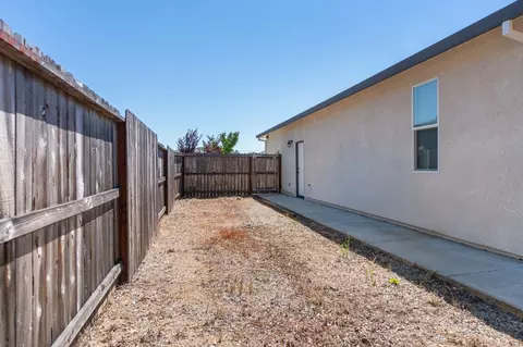 Exterior - 1358 Fitz Pl, Redding, CA 96003 photo 7 of 10