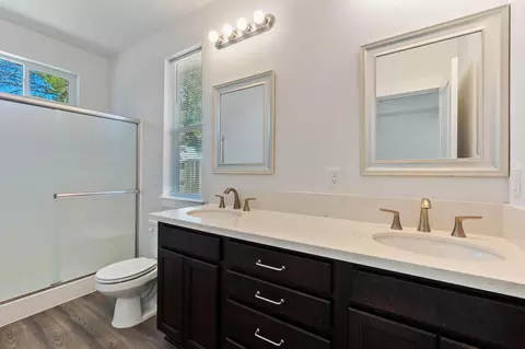 Bath - 1358 Fitz Pl, Redding, CA 96003 photo 1 of 2