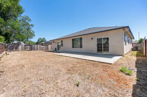 Exterior - 1358 Fitz Pl, Redding, CA 96003 photo 5 of 10