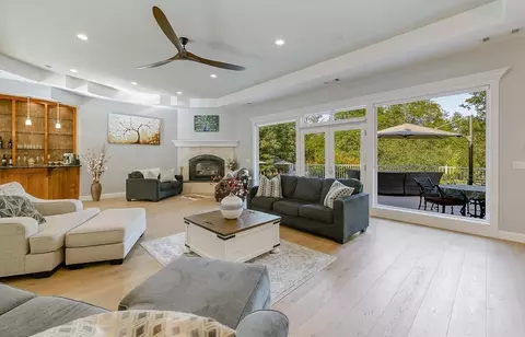 Living - 13497 Tierra Heights Rd, Redding, CA 96003 photo 2 of 4