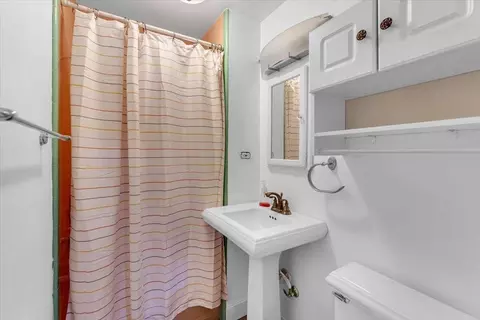 Bath - 3011 Birch Way, Redding, CA 96002 photo 1 of 2
