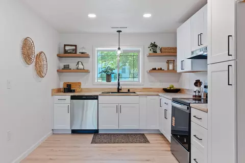 Kitchen - 1425 Pleasant St, Redding, CA 96001 photo 2 of 3