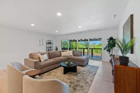 Living - 1425 Pleasant St, Redding, CA 96001 photo 2 of 7
