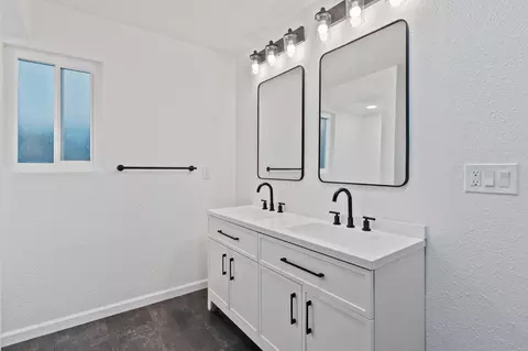 Bath - 1425 Pleasant St, Redding, CA 96001 photo 4 of 5