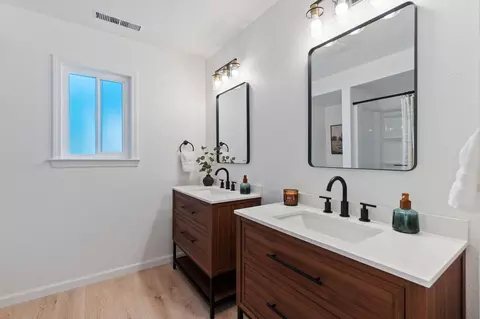 Bath - 1425 Pleasant St, Redding, CA 96001 photo 1 of 5
