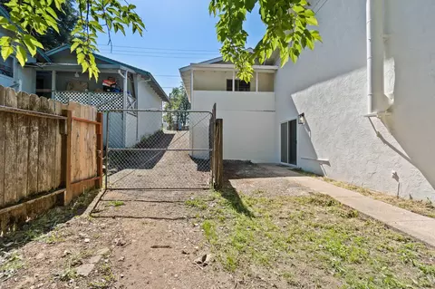 Exterior - 1425 Pleasant St, Redding, CA 96001 photo 8 of 10