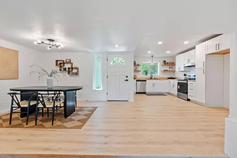 Entry Way - 1425 Pleasant St, Redding, CA 96001 photo 1 of 2