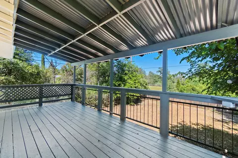 Exterior - 1425 Pleasant St, Redding, CA 96001 photo 4 of 10