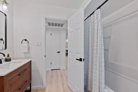 Bath - 1425 Pleasant St, Redding, CA 96001 photo 3 of 5