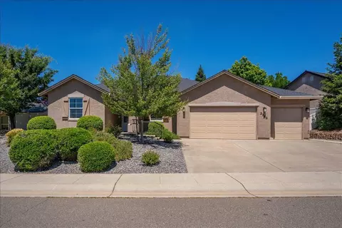 2142 Cadjew St, Redding, CA 96003