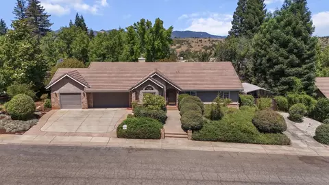 568 River Oaks Dr, Redding, CA 96001
