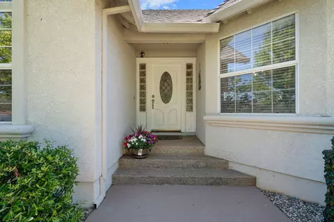 Entry Way - 13087 Spring Lake St, Redding, CA 96003 photo 1 of 4
