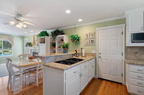 Kitchen - 13087 Spring Lake St, Redding, CA 96003 photo 6 of 6