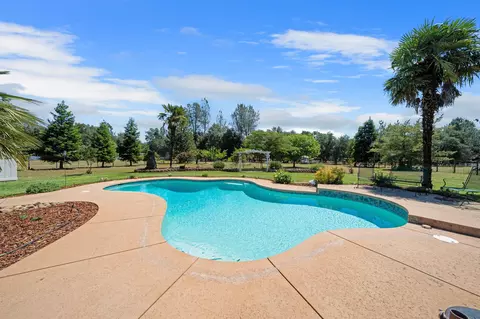Exterior - 13087 Spring Lake St, Redding, CA 96003 photo 8 of 26