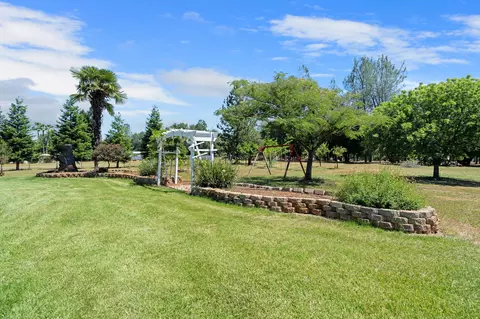 Exterior - 13087 Spring Lake St, Redding, CA 96003 photo 19 of 26