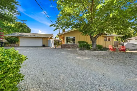 Exterior - 1060 Lincoln St, Redding, CA 96001 photo 3 of 12