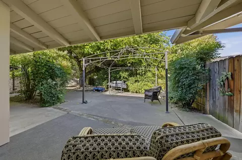 Exterior - 1060 Lincoln St, Redding, CA 96001 photo 6 of 12