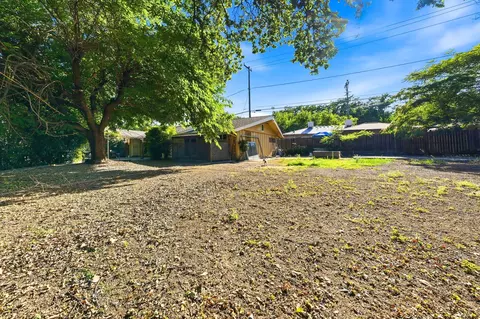 Exterior - 1060 Lincoln St, Redding, CA 96001 photo 10 of 12