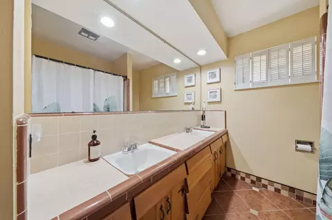 Bath - 1060 Lincoln St, Redding, CA 96001 photo 2 of 2