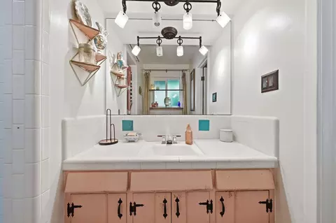Bath - 1060 Lincoln St, Redding, CA 96001 photo 1 of 2