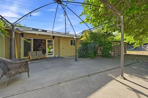 Exterior - 1060 Lincoln St, Redding, CA 96001 photo 7 of 12