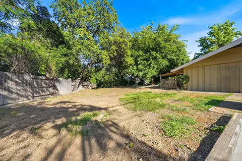 Exterior - 1060 Lincoln St, Redding, CA 96001 photo 11 of 12