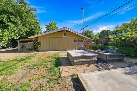 Exterior - 1060 Lincoln St, Redding, CA 96001 photo 12 of 12