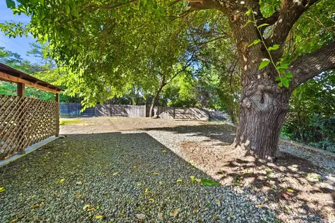 Exterior - 1060 Lincoln St, Redding, CA 96001 photo 9 of 12