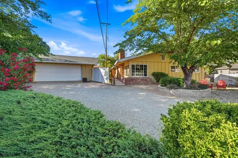 Exterior - 1060 Lincoln St, Redding, CA 96001 photo 2 of 12