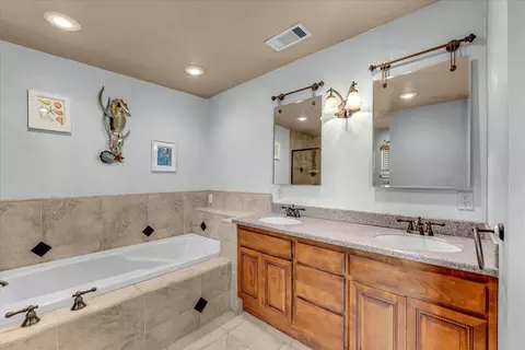 Bath - 790 Donna Ct, Redding, CA 96003 photo 2 of 4