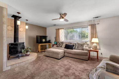 Living - 790 Donna Ct, Redding, CA 96003 photo 2 of 4