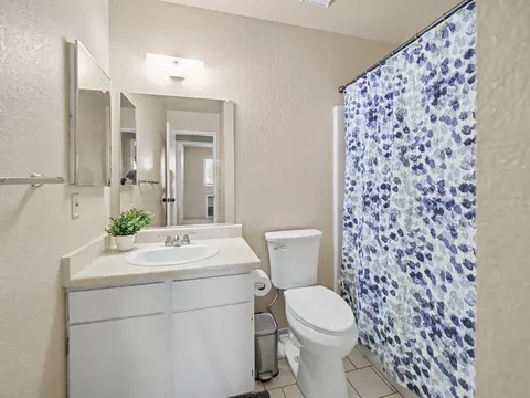 Bath - 861 Redwood Blvd, Redding, CA 96003 photo 1 of 2