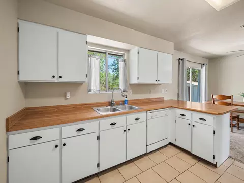 Kitchen - 861 Redwood Blvd, Redding, CA 96003 photo 1 of 2