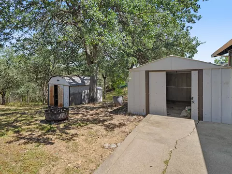 Exterior - 861 Redwood Blvd, Redding, CA 96003 photo 5 of 7