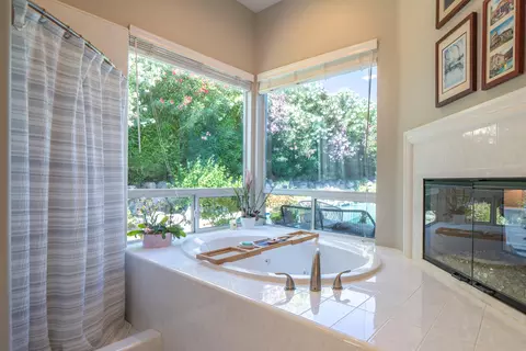 Bath - 2280 Cumberland Dr, Redding, CA 96001 photo 5 of 5