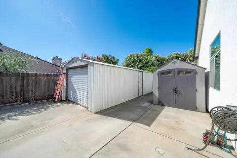 Exterior - 2280 Cumberland Dr, Redding, CA 96001 photo 14 of 15
