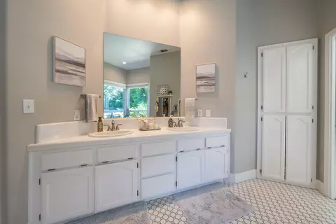 Bath - 2280 Cumberland Dr, Redding, CA 96001 photo 4 of 5