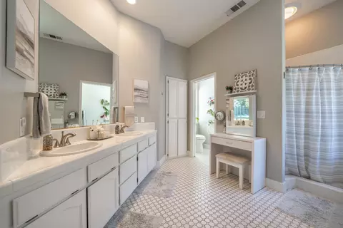 Bath - 2280 Cumberland Dr, Redding, CA 96001 photo 3 of 5