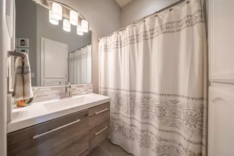 Bath - 2280 Cumberland Dr, Redding, CA 96001 photo 2 of 5