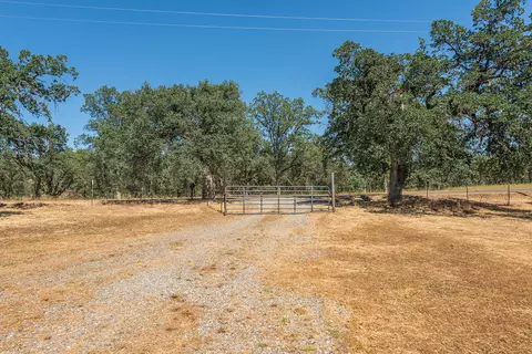 13575 Gas Point Rd, Igo, CA 96047