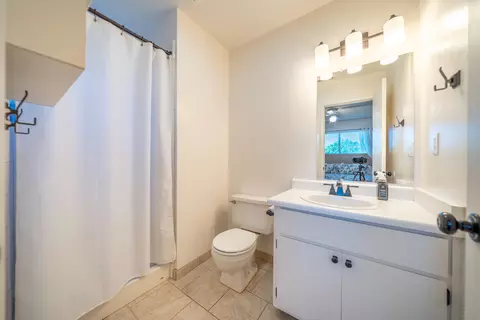 Bath - 710 Melton Ct, Red Bluff, CA 96080 photo 2 of 2