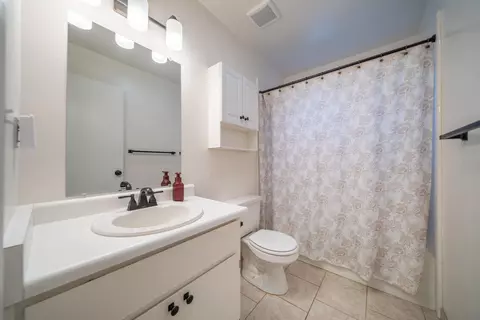 Bath - 710 Melton Ct, Red Bluff, CA 96080 photo 1 of 2