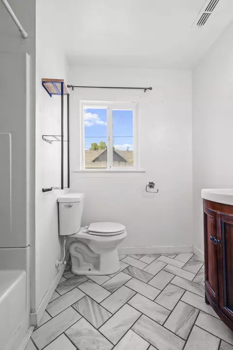 Bath - 2829 Leland Ave, Redding, CA 96001 photo 1 of 3